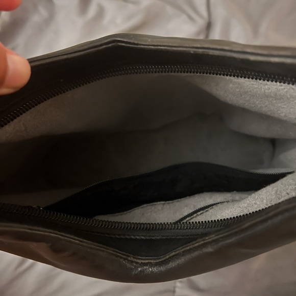 Elegant Black Leather Shoulder Bag - Picture 7 of 9